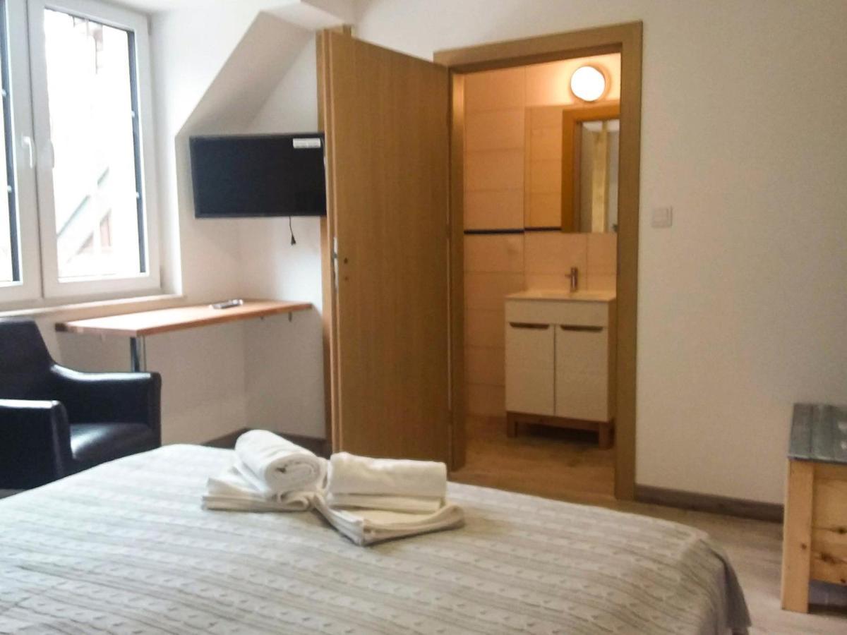 Dworek Akacja Uslugi Hotelarskie Готель типу 