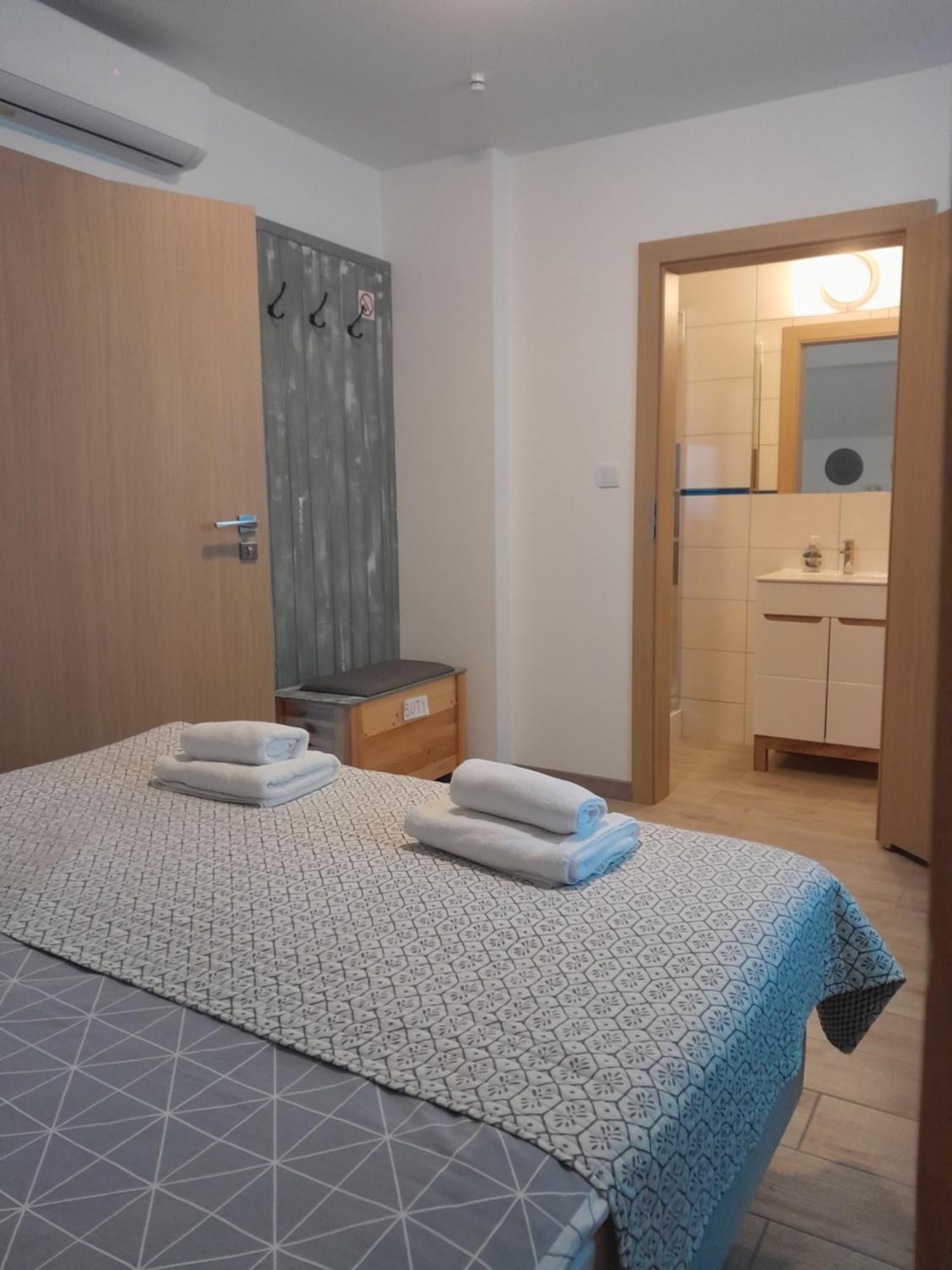 Dworek Akacja Uslugi Hotelarskie Яновєц